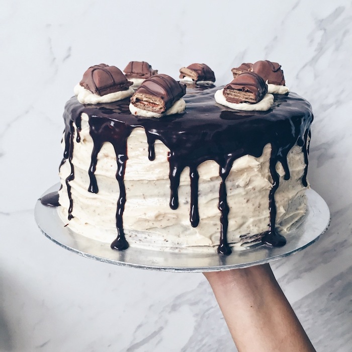 beyaz krema ve çikolata krema ile bir pasta - çocuk barı ile pasta