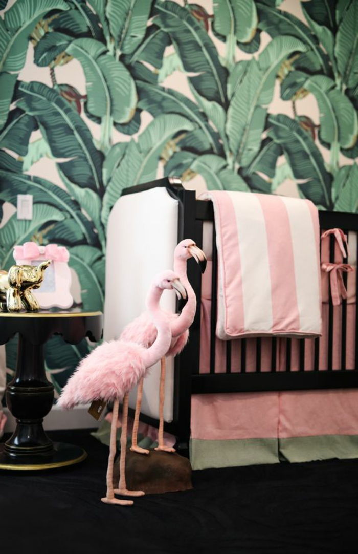 Çocuk odası fikir iki pembe flamingolar dolması hayvanlar süslemeleri yanında yatak yeşil duvar dekor