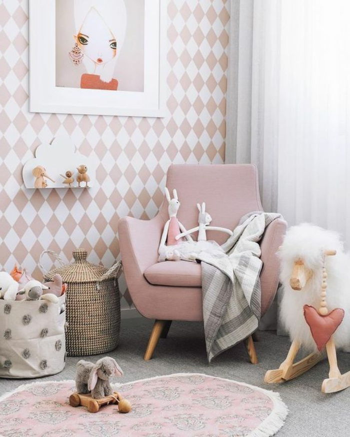 Çocuk odası fikri pembe koltuk ve bebek odasında birçok oyuncak doldurulmuş hayvanlar ve duvar dekor resimleri