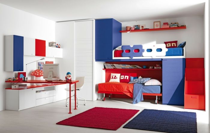 detská izba dizajn modrá a červená kombinácia biela nadácia hrať roh nad posteľou