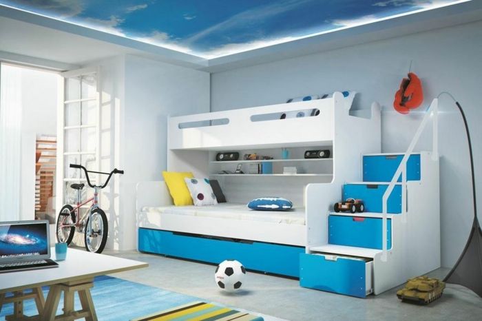 detská izba tvar chlapec modrá a biela futbalový bicykel schodisko skriňa a detské ihrisko
