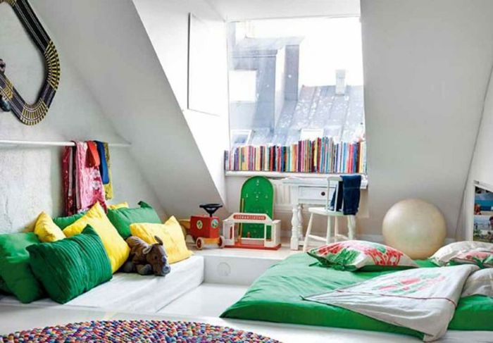 malá detská izba strecha izba krásna zdobiť a zdobiť biela miestnosť zelené žlté vankúše