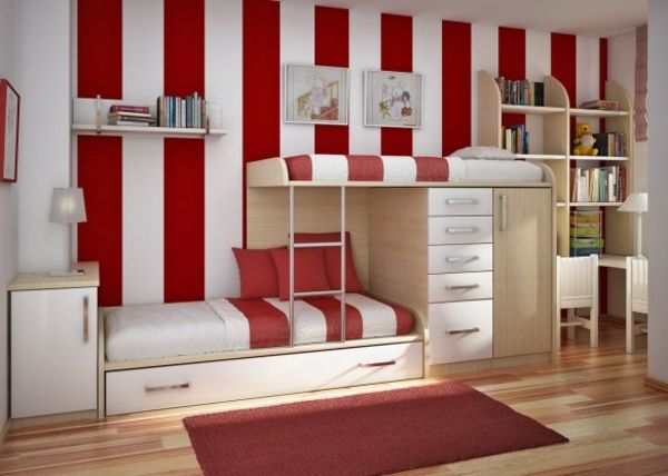 röd mattan vit och röda linjer på väggen och hög säng i barnrummet