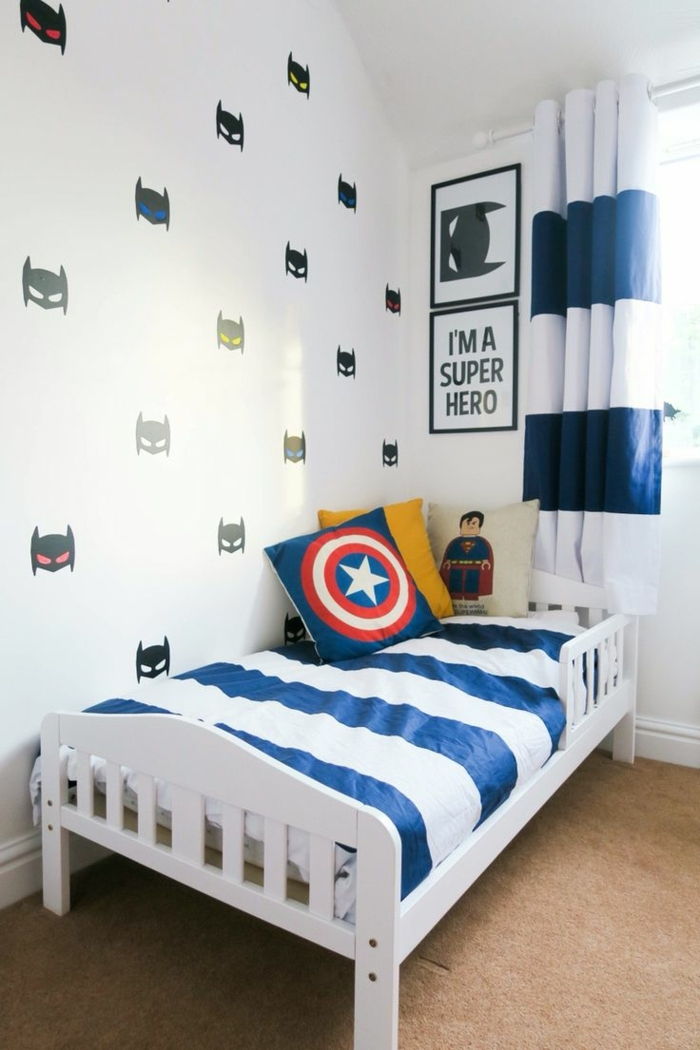 Sala băieților cu decor de perete desenat de super-erou, în cameră pentru băieți