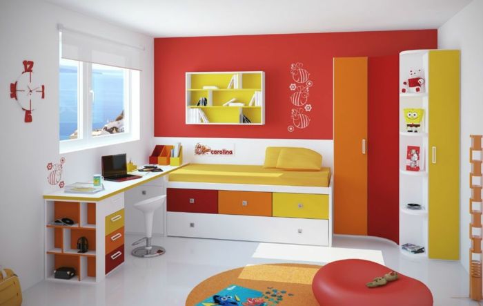 detská izba pre chlapcov žltá oranžová červená farby triedenie oblečenie nástenné dekorácie nástenné hodiny