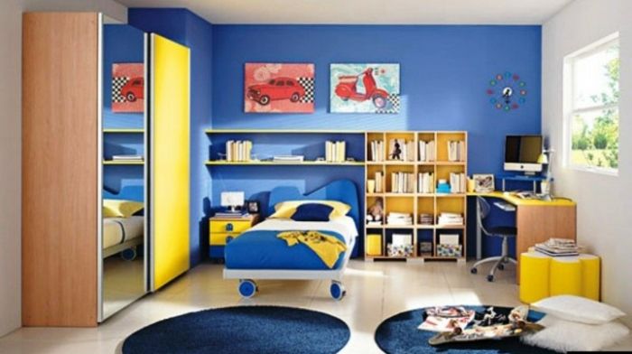 detská izba nápady chlapci modré koberce okrúhle posteľ s roletkami zrkadlové skrinky obrázky maľované auto