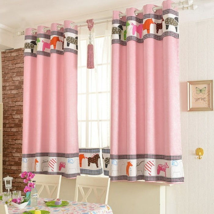 barnehage-Fensterdeko-Fröhliche-gardiner-in-rosa-farge