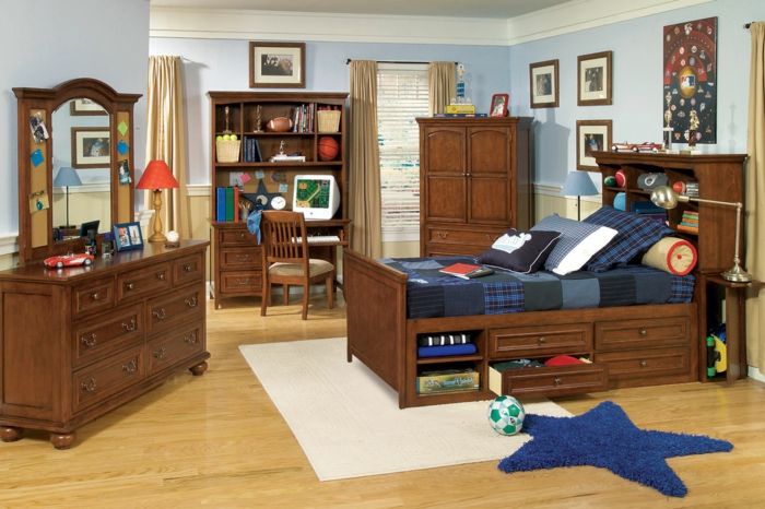 detská izba nápady chlapci drevený nábytok skriňa posteľ modrá obrázky záclony zrkadlá futbal
