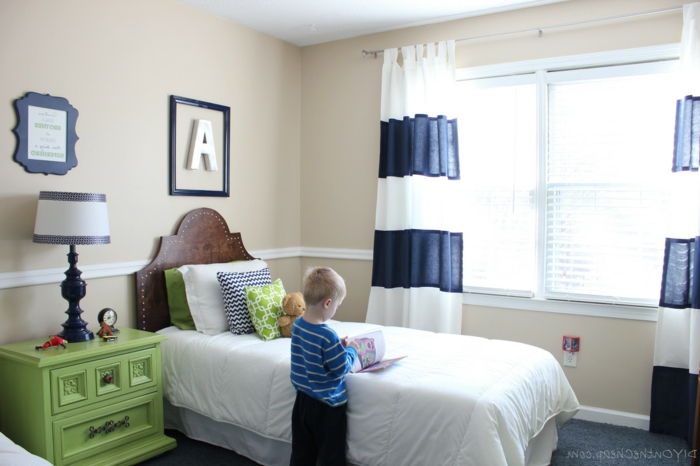detská izba nápady chlapec chlapec číta knihu v chlapcovom izbe zelená šatník veľké okno