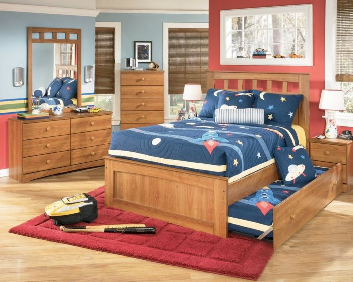 detská izba nápady chlapci hnedá a červená modrá deka drevený nábytok šatník baseball