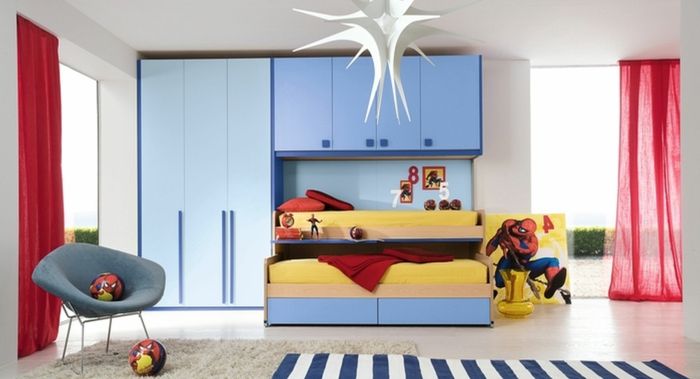 detská izba nápady chlapci modré šatník posteľ dizajn v žltej farbe červené závesy kreslo