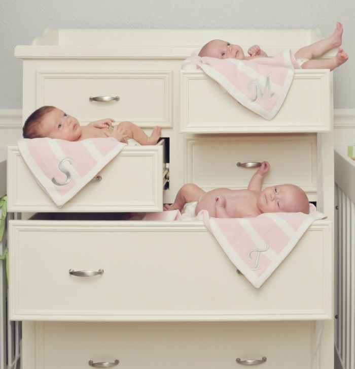Dolapta uyuyan bebeklerde üç sevimli bebek