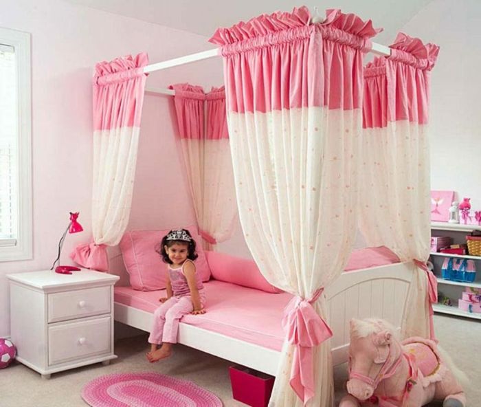 kreş fikir bebek odası pembe yatak küçük çocuk tacı neşeli tek boynuzlu at odası dolap çekmeceler
