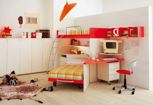 ljusa färger och intressanta möbler i barnkammaren