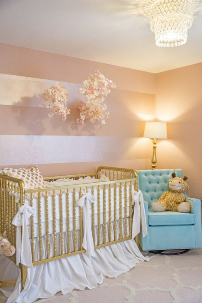 Bebek odası için tasarım bebek yatağı beyaz grind deco ile mavi koltuk dolması hayvan dekoratif çiçekler