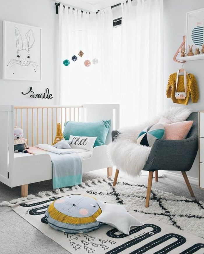 bebek odası tasarımı beyaz arka plan renkli mobilya renkli süslemeleri yastık halı bebek giysileri
