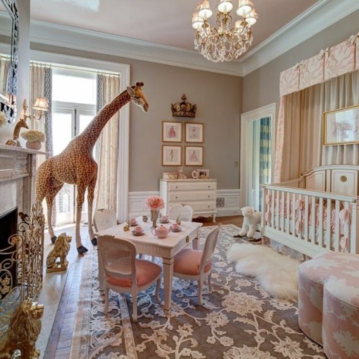 Bebek odası tasarımı renkli bebek odası zürafa süslemeleri masa sandalye lamba çiçek masaya pembe keçe halı