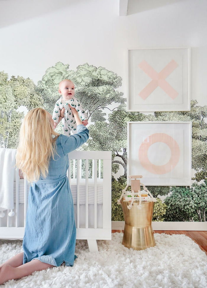 Bebek odası tasarım anne anne ve bebek birlikte oynamak beyaz kreş dekor altın dekor duvar kağıtları