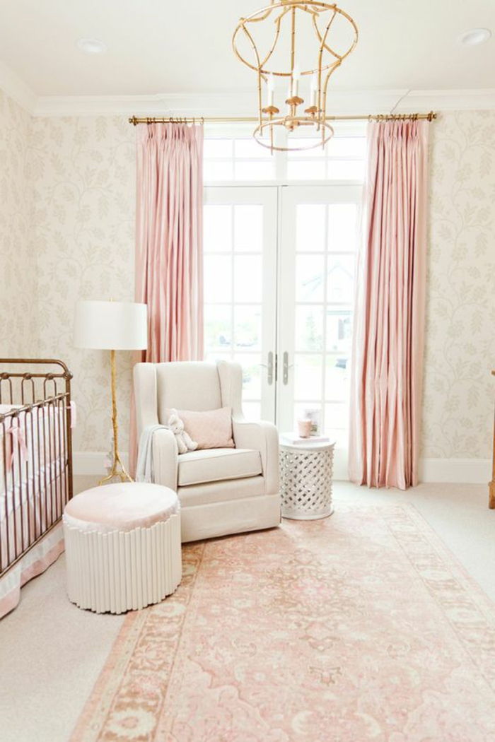 Bebek odası tasarım lambası altın beyaz koltuk tabure lamba halı bebek beşiği perdeleri pembe pencere