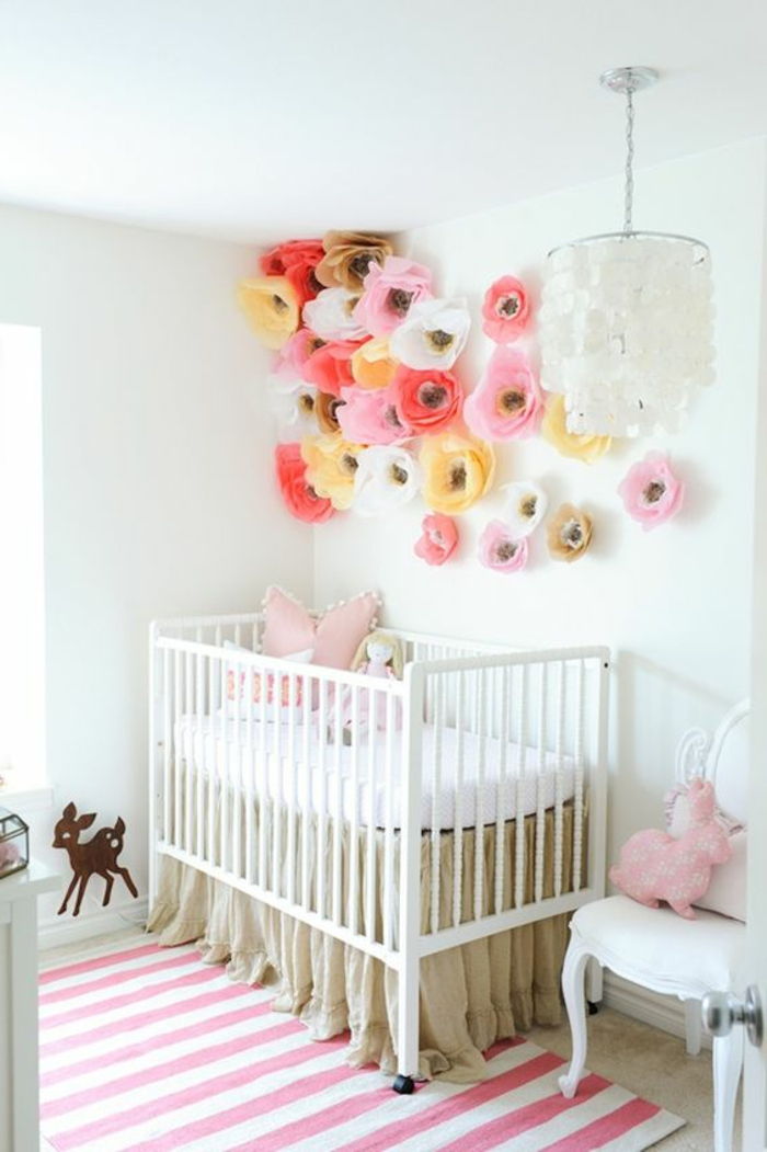 beyaz ve bej pembe kağıt çiçekler bebek odası tasarımı bebek karyolası beyaz ve pembe renkli fikirler halı
