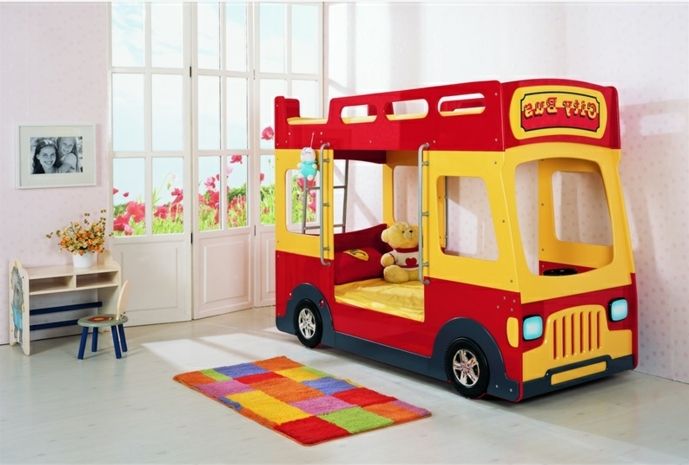 copii cameră idei băieți roșu pat galben autobuz design saltea umplute animal urs colorat covor