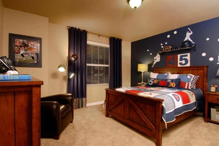detská izba nápady chlapci nábytok drevené modré steny záclony hnedé posteľ kreslo baseballový motív