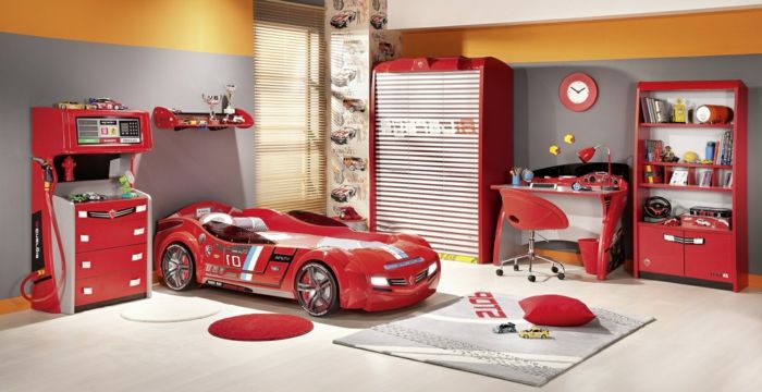 krásne detské postieľky v podobe červenej červenej postele v izbe mladého červenohnedého nábytku
