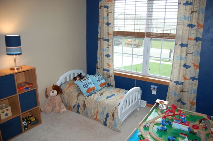 Idei minunate pentru camera copiilor perdele mari de ferestre cu motive în portocaliu albastru și jucărie de câine bej