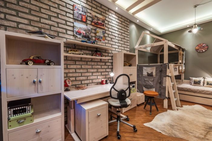Sala de copii pentru designul discret al unui băiat, cum ar fi patul de casă cu scările în camera de joacă