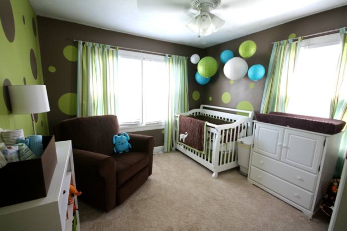 chlapec izba dizajn hnedý a zelený interiérový dizajn farebné balóny slon posteľ malý chlapec