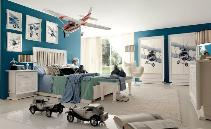 camera de baie design alb design interior albastru în grădiniță băiat mașini jucărie avion