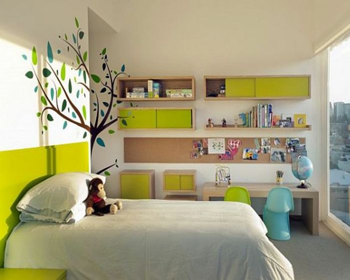 chlapec izba móda biela posteľ zelená modrá strom stena dekorácie dve stoličky veľké okno prázdne