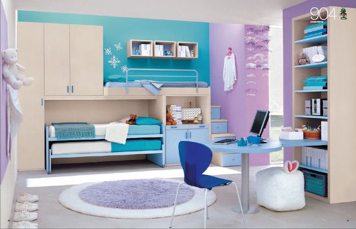 bord møbler med stoler på rommet sengen av jenta og en ekstra seng under klar for bruk av gjester og venner et stort rom barnehage design turkise lilla blå hyller med bøker loft seng
