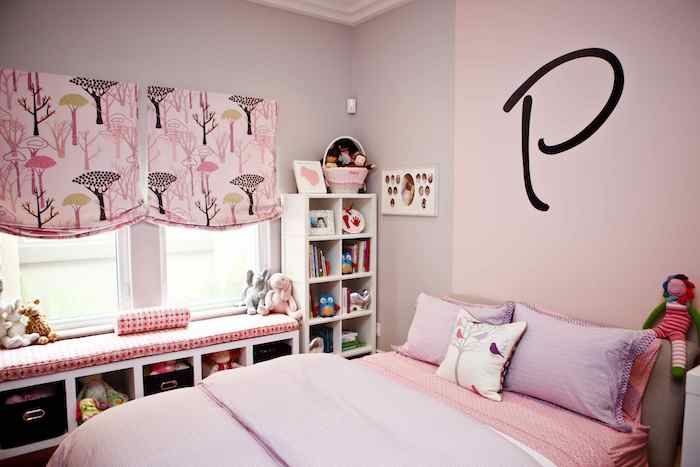 mlade pohištvo ideje uganiti, kaj je ime dekle, ki živi v tej sobi bi morala biti nekaj z okno P z roza zavesami motiti roza posteljo