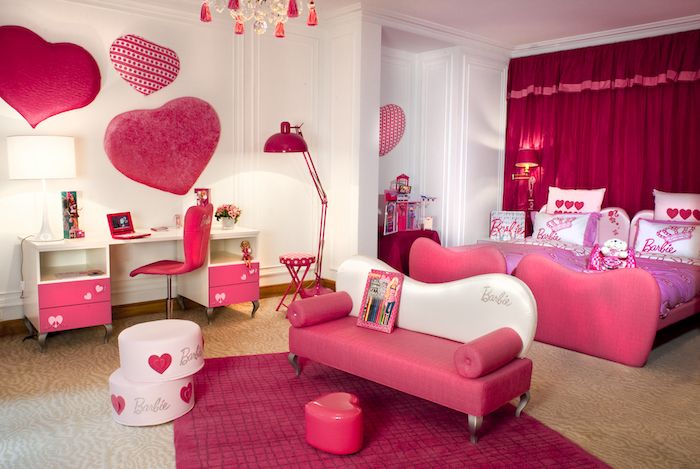 stanza della gioventù completa con amore decorare decorazioni di cuore sfumature di colore rosa stile barbie in stile barbie