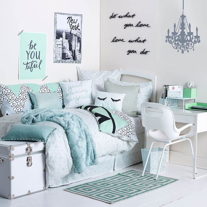 namų baldai balta mėlyna pilka turkis kilimas dekoro idėjos dizainas pagalvės antklodė sienų apmušalai idėjos sienų lipdukai