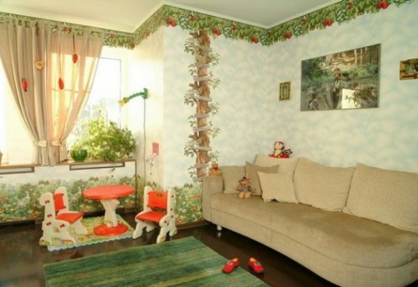 stor soffa och färgstarka tapeter i barnrummet