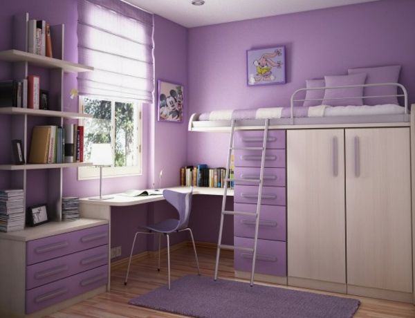 skrivbord och hög säng i barnrummet med lila dekoration