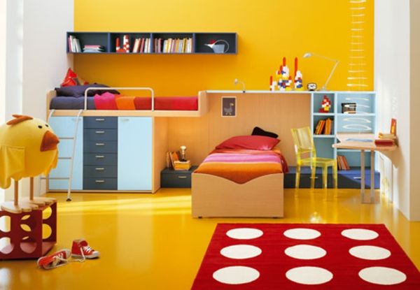barnrum med gula väggar och intressanta möbler