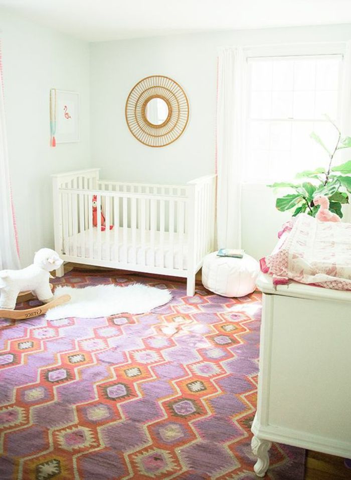 Bebek odası tasarım fikirleri renkli halı altın ayna beyaz bebek yatağı oyuncak bebek kız odasında
