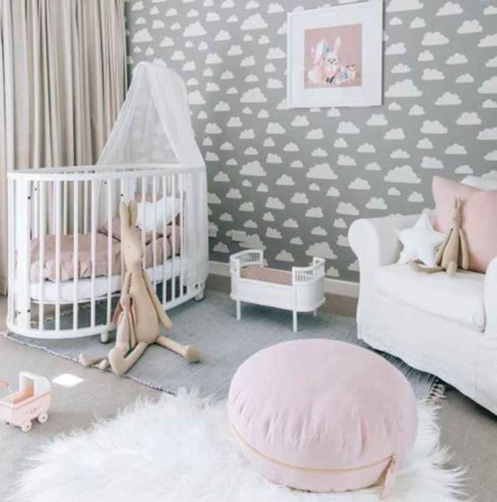 çocuk odası dekorasyon fikirleri beyaz kilim bebek karyolası beyaz duvar kağıtları bulutlar duvar dekor resimleri dışkı