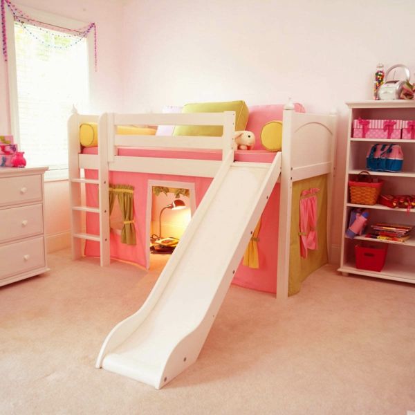 Vaikų kambarys mergaitėms aukšta lova dizainas su skaidrių