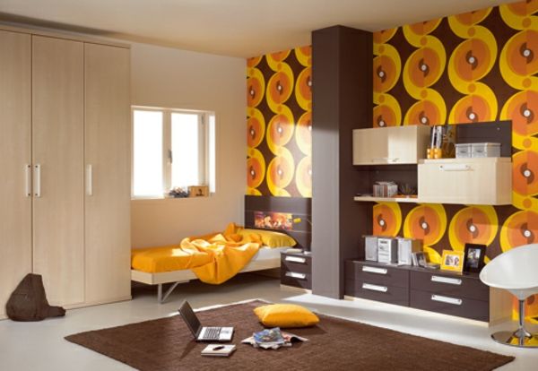 brun och orange färg för barnrum med intressanta möbler