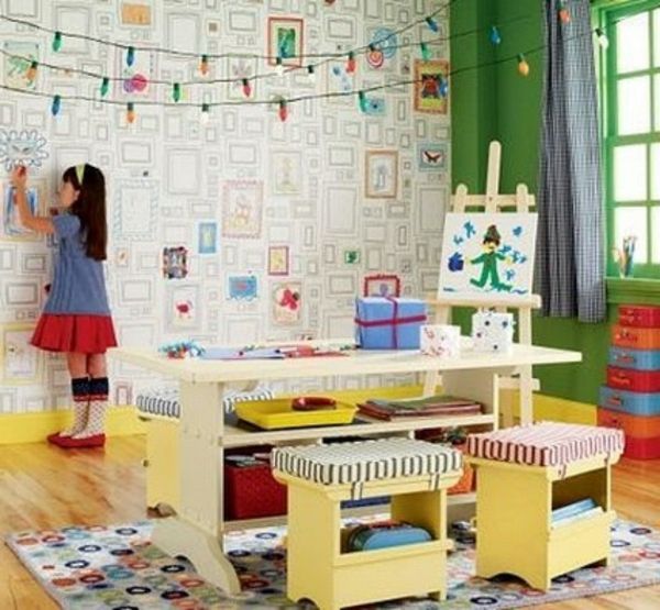 kinderkamer-schilderij-voorbeelden-kleurrijke-kleuren - de muur is versierd door een klein meisje