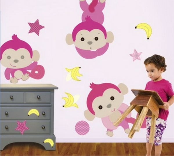 kwekerij-schilderij-ideeën-roze-apen-een schattig meisje met een kleine stoel in haar handen