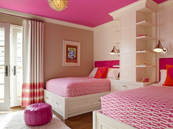škôlka steny-farba-béžová-ružová a dve postele s obliečkami na paplóny v ružových farebných schémach