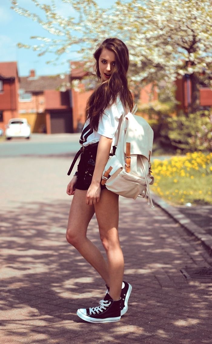 en modern tonårsflicka med ryggsäck och kort kjol - hjältar från barndomen