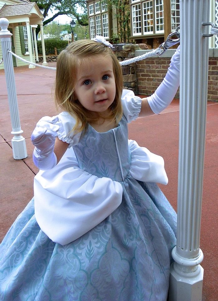 blå klänning av disney prinsessor barndoms hjältar av en liten blond tjej