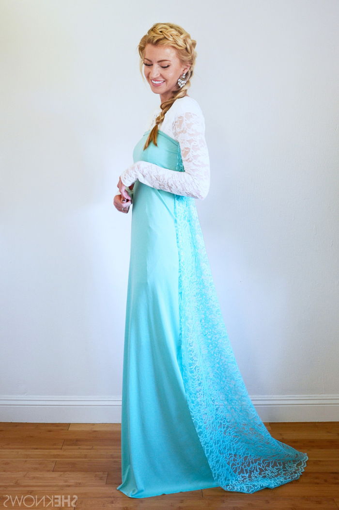 Barndom hjälte kostym gör en Elsa klänning i blå och vit färg, blond flät