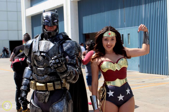 Batman och Wonderwoman gör barndom hjälte kostymer själva